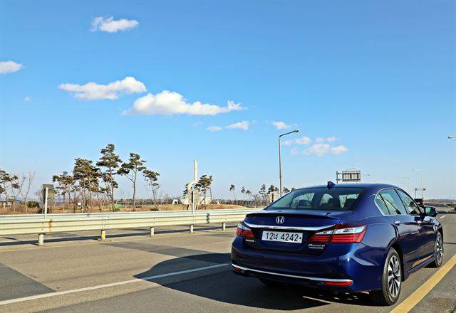 혼다 어코드 하이브리드의 코발트 블루는 맑은 하늘과 잘 어울렸다