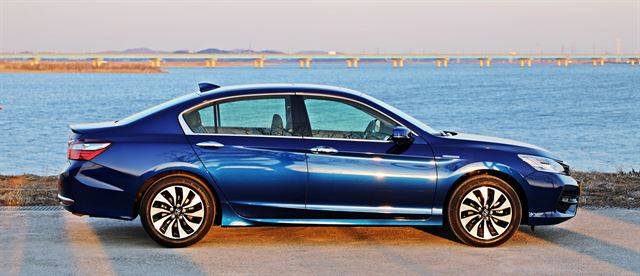 혼다 어코드 하이브리드의 옆모습. 균형 잡힌 차체 비율이 인상적이다