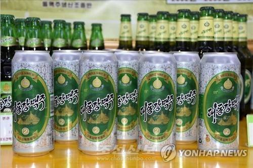 (서울=연합뉴스) 북한 대동강 맥주공장에서 처음으로 대동강 캔맥주를 생산했다고 재일본조선인총연합회(조선총련) 기관지 조선신보가 13일 보도했다. 사진은 대동강 캔맥주가 진열된 모습. 2017.3.13       [국내에서만 사용가능. 재배포 금지. For Use Only in the Republic of Korea. No Redistribution]      nkphoto@yna.co.kr