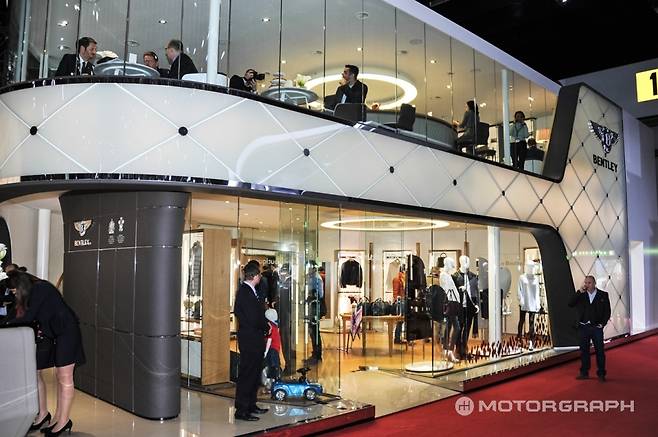 벤틀리와 관련된 라이프스타일 상품을 판매하는 매장도 들어섰다. 럭셔리 브랜드들은 대부분 이런 식으로 모터쇼에서 자신들의 브랜드 상품을 판매한다. 벤틀리 매장은 명품샵처럼 정돈이 가장 잘 돼 있었다. 제품의 가격이 워낙 높기 때문에 왠만한 ‘팬심’이 있어도 쉽게 무언가를 사긴 어려울 것 같다. (사진=김상영 기자)