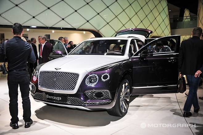 벤틀리의 개별 맞춤 제작팀인 뮬리너에서 선보인 벤테이가 뮬리너도 공개됐다. 듀오 톤 도장을 입혔고, 독특한 22인치 휠이 적용됐다. 벤틀리, 롤스로이스 등은 듀오 톤을 자주 사용하는데, 벤테이가는 썩 잘 어울리지 않았다. (사진=김상영 기자)