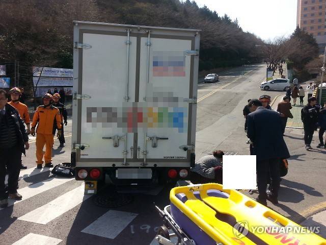 (부산=연합뉴스) 15일 오전 11시께 부산 부산진구 동의대 자연과학관 앞에서 택배 트럭이 버스 정류소 부근에 있던 학생을 치어 119대원들이 구조하고 있다. 2017.3.15 [부산경찰청 제공=연합뉴스]      wink@yna.co.kr