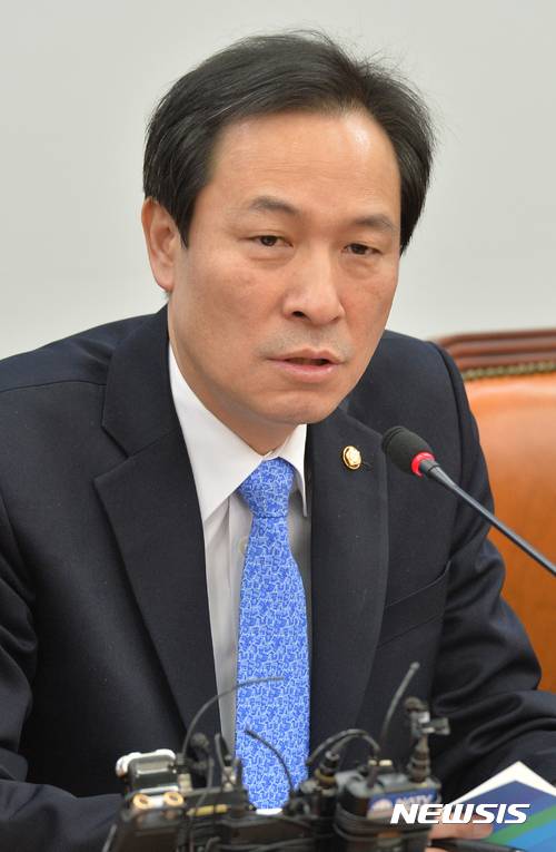 【서울=뉴시스】배훈식 기자 = 16일 오전 서울 여의도 국회 더불어민주당 원내대표 회의실에서 열린 정책조정회의에 참석한 우상호 원내대표가 모두발언하고 있다.   우 원내대표는 중국 정부는 사드 배치에 대한 경제 보복을 중단해 달라며 사드 문제는 다음 정부로 넘겨 재검토해야 한다고 말했다. 2017.03.16.   dahora83@newsis.com