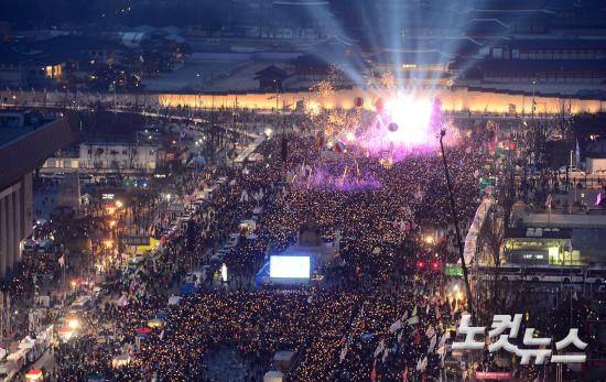 지난 11일 오후 서울 광화문광장에서 열린 탄핵 환영 촛불집회에서 참가자들이 탄핵인용 결정을 축하하는 폭죽을 터뜨리고 있다. (사진공동취재단)