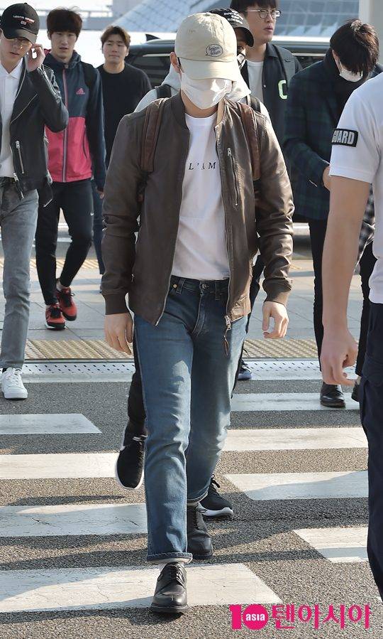 그룹 엑소(수호, 찬열, 카이, 디오, 백현, 세훈, 시우민, 레이, 첸) 디오가 17일 오후 ‘엑소 플래닛 #3 – 디 엑소디움 – 인 쿠알라 룸푸르’ 참석차 인천국제공항을 통해 말레시아로 출국하며 공항패션을 선보이고 있다.