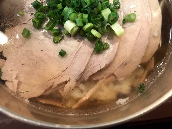 돼지곰탕의 국물이 투명에 가깝게 맑다. 고기는 한 그릇에 생육 기준 180g이 들어간다.