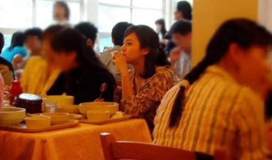 김태희 서울대 시절 학교 식당 직찍 (사진=온라인커뮤니티)