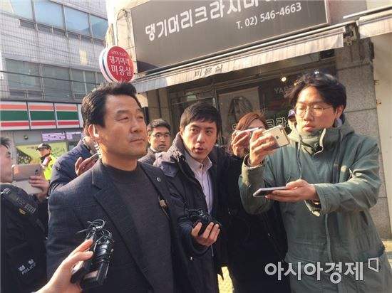 구순성 청와대 경호관이 18일 박근혜 자택 앞에 모습을 드러냈다.