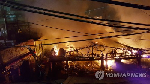 (인천=연합뉴스) 18일 오전 1시 36분께 인천시 남동구 소래포구 어시장에서 큰불이 나 2시간 30분 만에 진화됐다. 이 불로 소래포구 어시장 내 점포 330곳 가운데 220곳이 불에 탔다. 그러나 다행히 새벽 시간 빈 점포여서 인명피해는 없었다. 사진은 화재 당시 모습. 2017.3.18 [독자제공=연합뉴스]      tomatoyoon@yna.co.kr