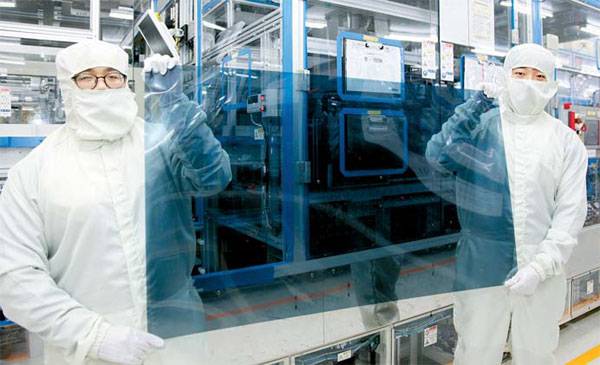 지난 17일 경기도 파주 LG디스플레이 공장에서 연구원들이 `나노셀 TV` 제조에 사용되는 편광판을 들어 보이고 있다.  [사진 제공 = LG전자]