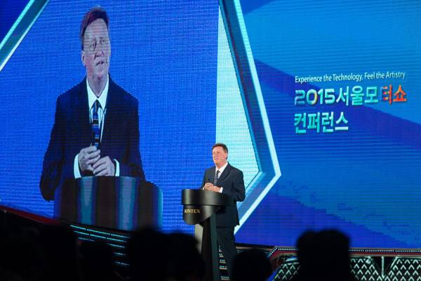 데일 해로우 영국 왕립예술학교 학장이 지난 2015년 서울모터쇼 국제 컨퍼런스에서 기조강연을 하고 있다.서울모터쇼조직위 제공