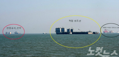지난 2014년 4월16일 침몰한 세월호 인양이 임박한 지난 17일 오후 전남 진도군 관매도 인근 사고 해역에서 세월호를 선적해 목포신항으로 옮길 반잠수식 선박(빨간원)과 세월호를 들어올릴 때 이용되는 잭킹 바지선(노란 원)이 인양 작업을 하고 있다. (사진=이한형 기자)