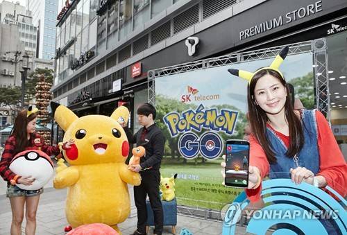 (서울=연합뉴스) SK텔레콤은 국내 이동통신사 가운데 처음으로 포켓몬고 제작사 나이앤틱·포켓몬코리아와 공식 파트너십 계약을 체결, 오는 21일부터 포켓몬고 공동 마케팅에 나선다고 20일 전했다. 사진은 T월드 서울시청점 앞에서 모델들이 공동 마케팅 실시 소식을 알리는 모습. 2017.3.20 [SK텔레콤 제공=연합뉴스]      photo@yna.co.kr