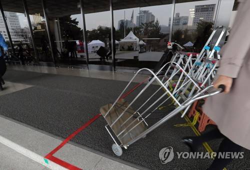 (서울=연합뉴스) 이정훈 기자 = 박근혜 전 대통령 소환을 하루 앞둔 20일 오전 서울 서초동 서울중앙지검 출입문 앞에 포토라인이 설치돼 있다. 2017.3.20      uwg806@yna.co.kr