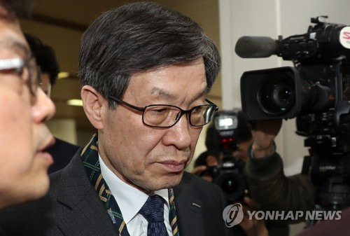 (서울=연합뉴스) 이정훈 기자 = 권오준 포스코 회장이 20일 오후 서울 서초구 서울중앙지법에서 열린 최순실·안종범 재판에 증인으로 출석하고 있다. 2017.3.20      uwg806@yna.co.kr