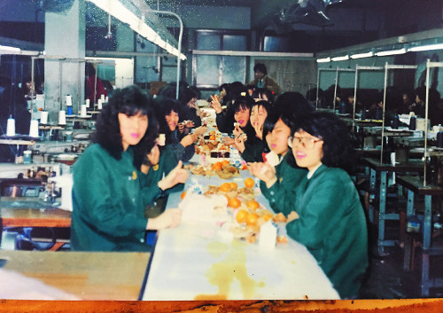 황영희 선교사(오른쪽 첫 번째)가 1986년 공장 작업장에서 동료 직원들과 간식을 먹고 있다.