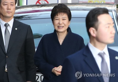 (서울=연합뉴스) 임헌정 기자 = 피의자 조사와 밤샘 조서열람 및 검토를 마치고 서울중앙지검을 나선 박근혜 전 대통령이 22일 오전 삼성동 자택으로 들어가며 지지자들을 향해 미소를 지어보이고 있다. 2017.3.22      kane@yna.co.kr