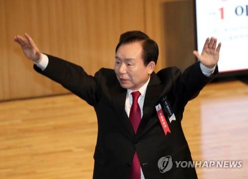 (부산=연합뉴스) 조정호 기자 = 22일 오전 부산 해운대구 벡스코에서 자유한국당이 부산·울산·경남 지역 당원들을 대상으로 마련한 제19대 대통령후보선거 비전대회에서 이인제 전 최고위원이 손을 들어 인사하고 있다.  ccho@yna.co.kr