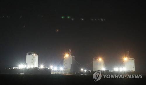 (진도=연합뉴스) 이진욱 기자 = 22일 오후 전남 진도군 세월호 인양 구역에서 본인양 작업이 진행되고 있다. 2017.3.22      cityboy@yna.co.kr