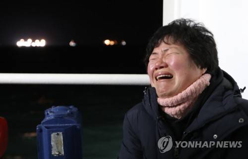 (진도=연합뉴스) 이진욱 기자 = 22일 오후 전남 진도군 세월호 인양 구역에서 미수습자 가족이 본인양 진행과정을 지켜보면서 오열하고 있다. cityboy@yna.co.kr