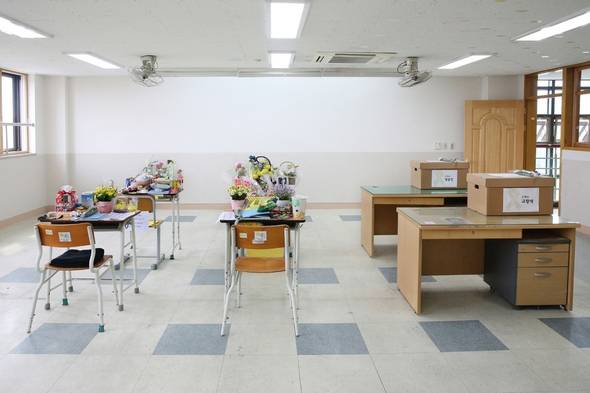 2016년 10월 안산 단원고 ‘기억교실’(존치교실) 이전 작업이 마무리됐으나, 교실엔 아직 떠나지 못한 유품들이 남아 있었다. 미수습된 고창석(단원고 교사), 양승진(단원고 교사), 남현철(단원고 2학년 6반), 박영인(2학년 6반), 조은화(2학년 1반), 허다윤(2학년 2반)의 책상과 걸상. 안산/김봉규 선임기자 bong9@hani.co.kr