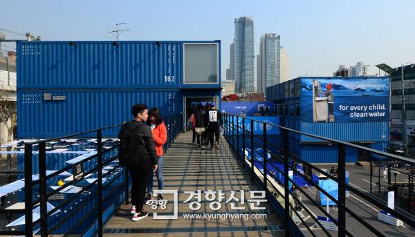 택시 차고지에 12m 길이의 컨테이너 200개를 얹고 붙여 지하 1층, 지상 4층 규모로 만든 복합 쇼핑몰 커먼 그라운드. 김창길 기자 cut@kyunghyang.com