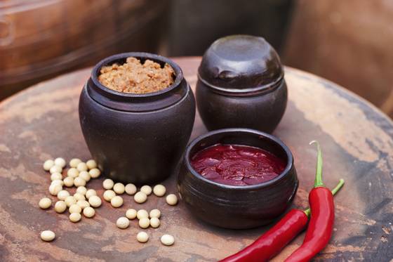 한식의 기본 소스인 된장·고추장·간장에육수를 넣고끓이거나 볶으면풍미가 깊어질 뿐 아니라 어떤 요리와도 잘 어울리는 만능 소스가 된다.[사진 커렌트 코리아]