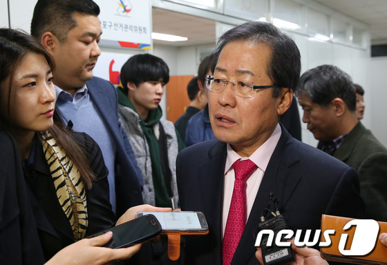 홍준표 자유한국당 대선주자가 26일 서울 마포구선거관리위원회에 마련된 투표소에서 자유한국당 제19대 대통령 후보 선출 위한 경선 투표를 마친뒤 취재진의 질의에 답하고 있다. 2017.3.26/뉴스1 © News1 허경 기자