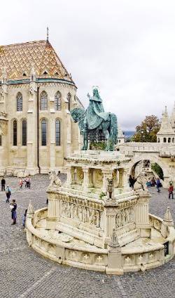 어부의 성과 성 이슈트반 1세의 동상