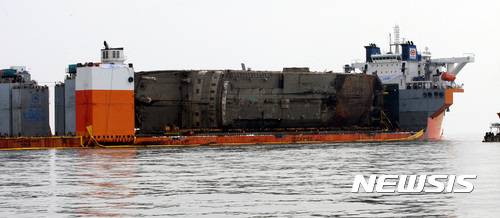 【진도=뉴시스】신대희 기자 = 26일 오전 전남 진도군 맹골수도에서 중국 인양업체 상하이샐비지가 반잠수식 선박에 부양된 세월호 선체의 배수 작업을 벌이고 있다. 세월호는 25일 오후 9시15분께 선체 전체가 해수면 위로 올랐다. 2017.03.26.  2017.03.26.    sdhdream@newsis.com