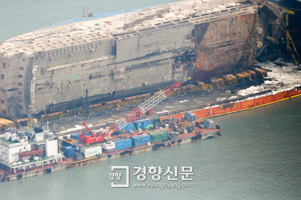 26일 전남 진도 인근 해상에서 반잠수식 선박위에 올려진 세월호의 배수와 잔존유 제거 작업이 진행되고 있다. | 이준헌 기자
