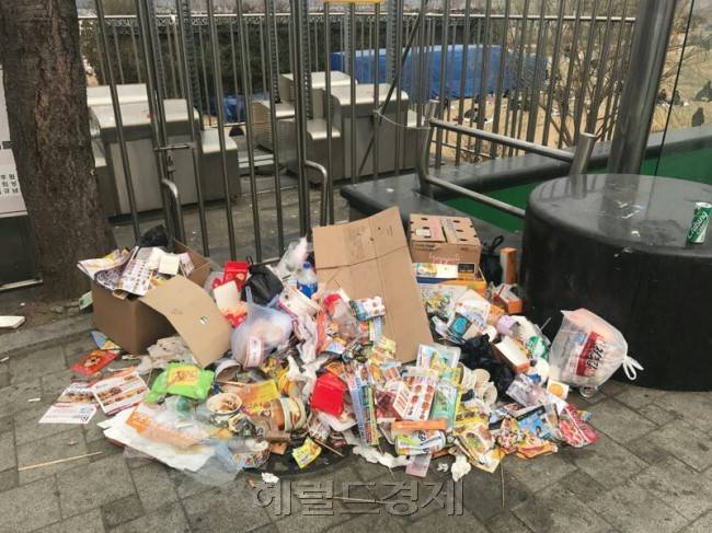 날씨가 풀리자 한강공원 등에서 소풍을 즐기는 시민들이 많아졌다. 사람들이 많아지다보니 흡연이나 과도한 음주로 인한 불편도 늘고 있다. 서울시와 시의회는 한강공원을 포함한 공원 등을 금연구역과 음주 청정구역으로 지정하려고 하지만 시민들의 반발이 심해 진전을 보지 못하고 있다. 지난 26일 여의도 한강시민공원에서 치맥을 즐기는 시민들. 임정요 기자/kaylalim@heraldcorp.com