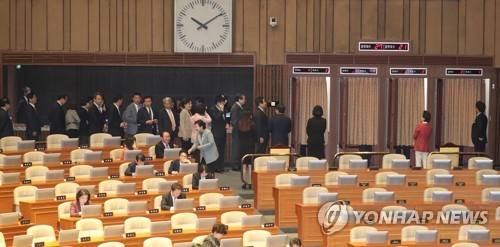 (서울=연합뉴스) 안정원 기자 = 28일 오전 국회 본회의장에서 열린 3월 임시국회 3차본회의에서 김창준 변호사와 장범선 서울대 조선해양공학과 교수 등 국회추천 5명의 세월호 조사위원회 위원 선출안에 대해 의원들이 투표하고 있다. 2017.3.28 jeong@yna.co.kr