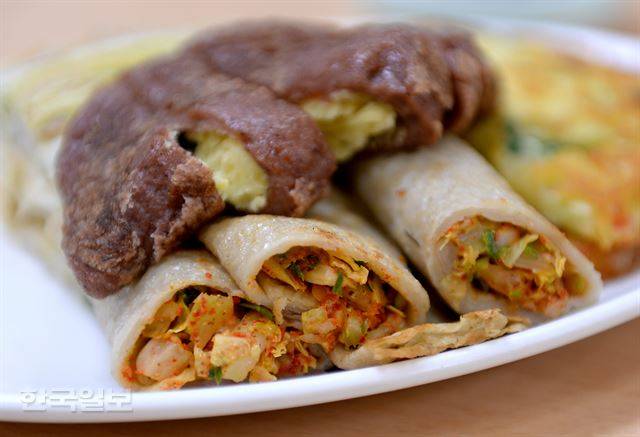 양념한 절인 배추를 넣은 메밀전병.