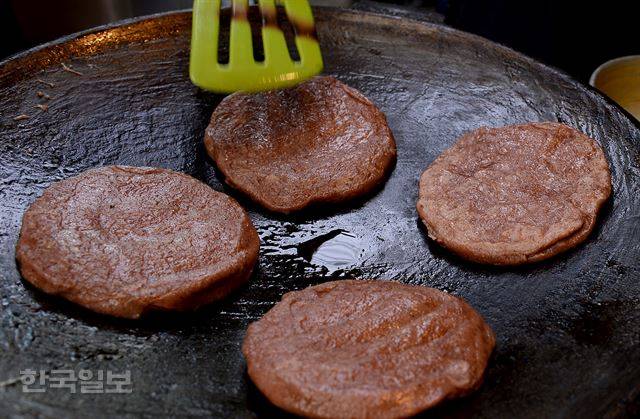 되직한 수수반죽을 호떡처럼 눌러 붙이는 수수부꾸미.