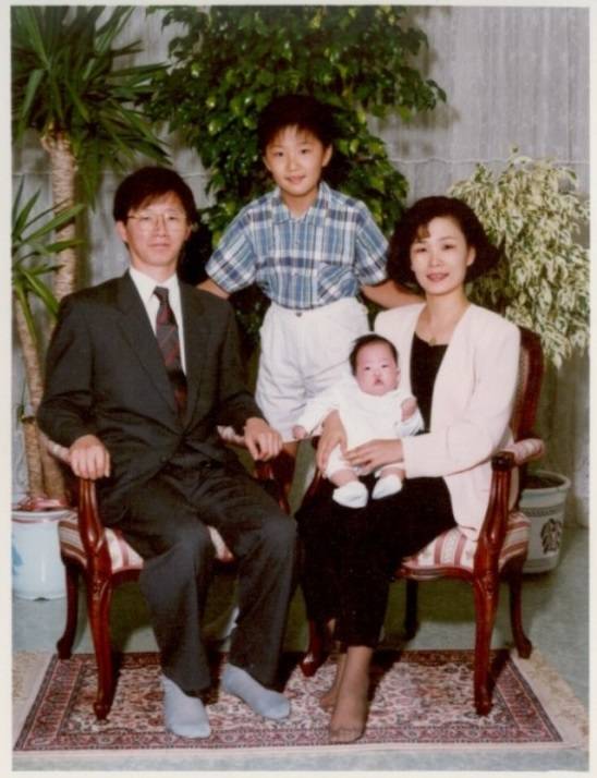 바른정당 제19대 대통령후보에 선출된 유승민 후보가 옛 사진을 공개했다. 사진은 유승민 후보가 부인 오선혜씨와 아들 유훈동씨, 딸 유담씨와 함께한 모습.