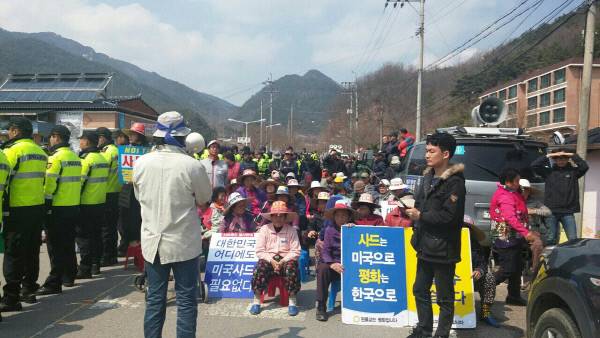 29일 경북 성주 초전면 소성리 마을회관 인근에서 사드 배치를 반대하는 주민들이 지질 조사 장비를 실은 트럭이 성주골프장으로 향하지 못하게 길을 막고 있다.｜투쟁위 제공