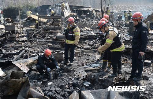 【서울=뉴시스】임태훈 기자 = 29일 오전 8시 51분께 서울 강남구 구룡마을 제7B지구에서 화재가 발생, 소방대원들이 진화를 마친 뒤 화재조사를 하고 있다. 소방당국에 따르면 주거용 가건물에서 원인이 밝혀지지 않은 화재가 발생했으며 구룡마을 30여 가구 주민들을 대피시키고, B(70)씨가 연기를 흡입해 인근 병원으로 후송했다고 밝혔다. 2017.03.29. taehoonlim@newsis.com