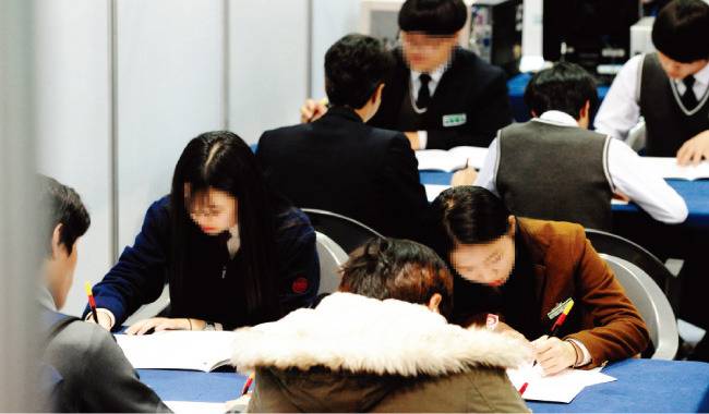 특성화고 취업박람회에서 이력서를 작성하는 고교생들. 취업을 원하는 학생은 늘고 있지만 안정적인 일자리는 증가하지 않아 취업한 뒤 후회하는 경우도 많다 [뉴스1]