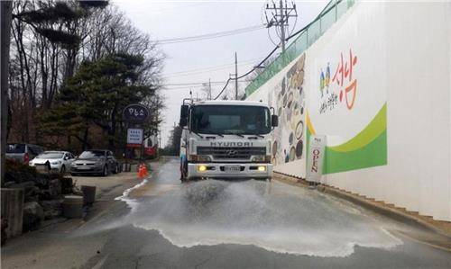 (성남=연합뉴스) 지난 21일 초미세먼지 주의보가 발령된 가운데 경기도 성남시 판교제로시티 공사현장 주변 도로에서 물청소차량이 투입돼 분진을 없애고 있다. 2017.3.29 [성남시 제공=연합뉴스]
