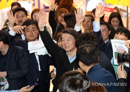 (대구=연합뉴스) 김준범 기자 = 국민의당 대선주자인 안철수 전 대표가 29일 오후 대구 중구 동성로를 찾아 시민들과 인사하고 있다.   psykims@yna.co.kr