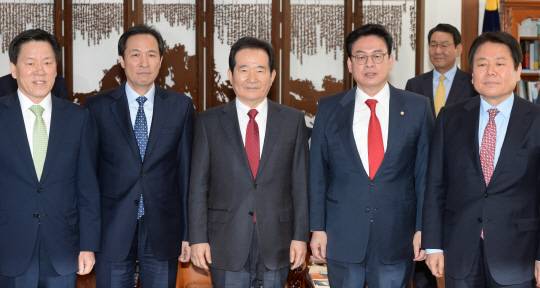 임시국회 안건 논의 : 30일 오전 정세균(가운데) 국회의장과 4당 원내대표가 국회의장실에서 임시국회 본회의 안건을 논의하기 전 사진 촬영을 위해 포즈를 취하고 있다. 왼쪽부터 주승용 국민의당·우상호 더불어민주당 원내대표, 정 의장, 정우택 자유한국당 원내대표, 정양석 바른정당 원내수석부대표.   김선규 기자 ufokim@