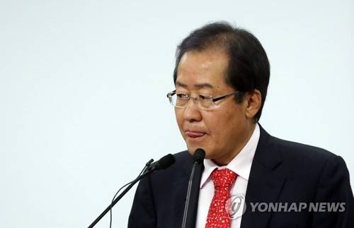 (서울=연합뉴스) 신준희 기자 = 자유한국당 대선 경선 후보인 홍준표 경남도지사가 30일 서울 여의도 당사에서 식수 관련 공약 발표를 하고 있다.     hama@yna.co.kr