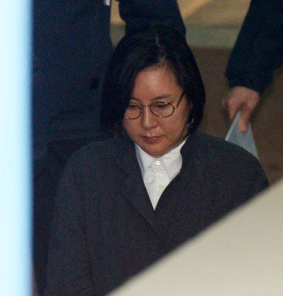 박근혜 전 대통령이 구속된 31일 오전 서울 서초구 서울중앙지방법원에 장시호가 고개를 숙인채 공판에 출석하고 있다. 뉴시스