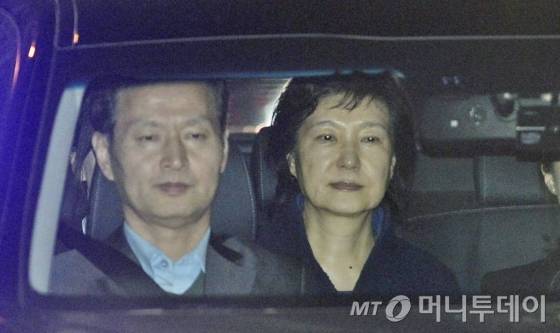뇌물수수 등 혐의로 구속영장이 발부된 박근혜 전 대통령이 31일 새벽 서울 서초동 중앙지검에서 서울구치소로 향하고 있다. 강부영 서울중앙지법 영장 전담 판사는 증거 인멸 등의 우려가 있다는 검찰 측 주장을 받아들여 구속영장을 발부했다. /사진=머니투데이DB