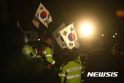 【의왕=뉴시스】조성봉 기자 = 최순실 국정농단사건의 주범으로 박근혜 전 대통령이 구속된 31일 오전 경기도 의왕시 포일동 서울구치소 앞에서 박사모가 구속을 규탄하고 있다.2017.03.31. photo@newsis.com
