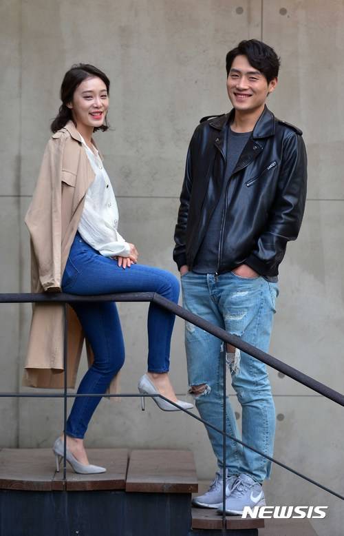 【서울=뉴시스】고승민 기자 = 연극 '베헤모스'에서 멀티 역을 맡아 열연중인 배우 권동호와 김히어라가 29일 오후 서울 충무아트센터에서 뉴시스와 인터뷰를 하기 전 포즈를 취하고 있다. 2017.03.31.   kkssmm99@newsis.com