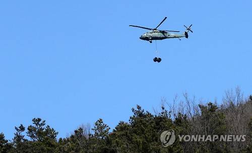지난 2월 28일 성주골프장 위로 군 헬기가 물품을 이송하는 모습. [연합뉴스 자료사진]