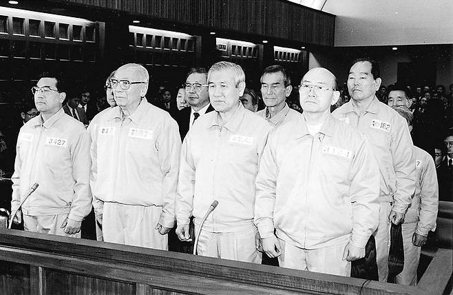 1996년 12월16일 항소심 선고를 받기 위해 공판정에 서 있는 12·12 군사반란 사건 피고인 16명의 모습. 앞줄 오른쪽부터 전두환·노태우 전 대통령이 일어서 있다. <한겨레> 자료사진