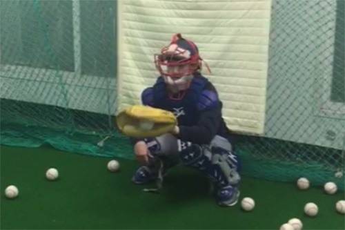 외야에 이어 3루를 거쳐 포수까지. 배워야 할 게 산더미다. 공에 맞아 다치기 딱 좋은 위치에 놓여 있는 필자의 오른손.